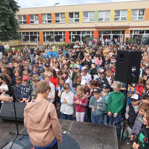 MUSIC BUS ZAVÍTAL NA ZŠ BRATŘÍ ČAPKŮ
